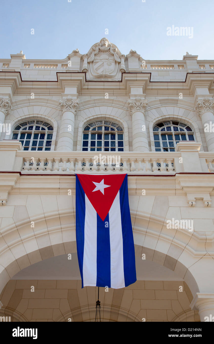 Bandiera cubana appesa al di fuori di un edificio, l'Avana, Havana, Cuba, Caraibi Foto Stock