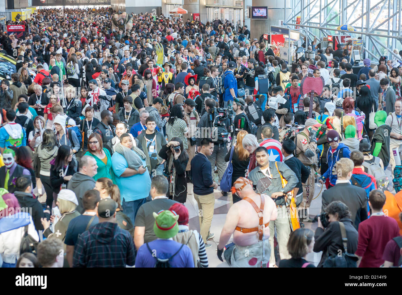 Una folla di visitatori e appassionati per il ComicCon di libro di fumetti e film convenzione. Foto Stock