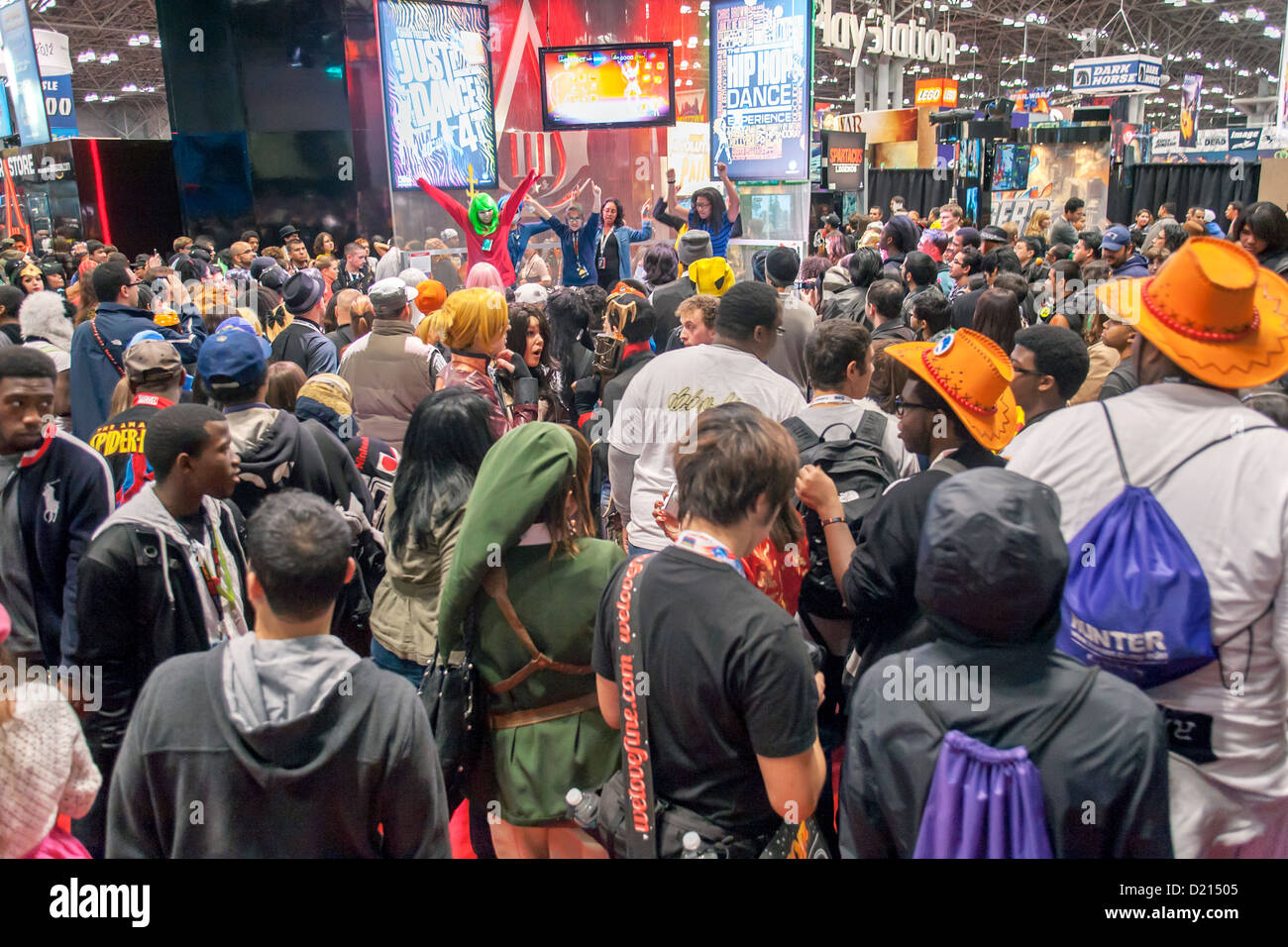 Una folla di visitatori e appassionati per il ComicCon di libro di fumetti e film convenzione. Foto Stock