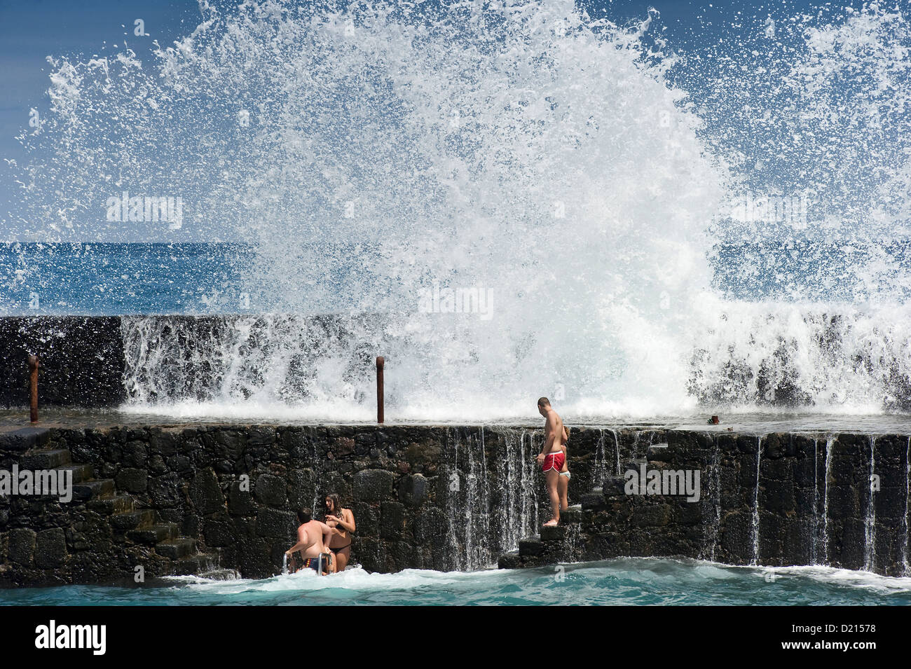 I bagnanti e le onde a porto, Puerto de la Cruz, Tenerife, Isole Canarie, Spagna, Europa Foto Stock