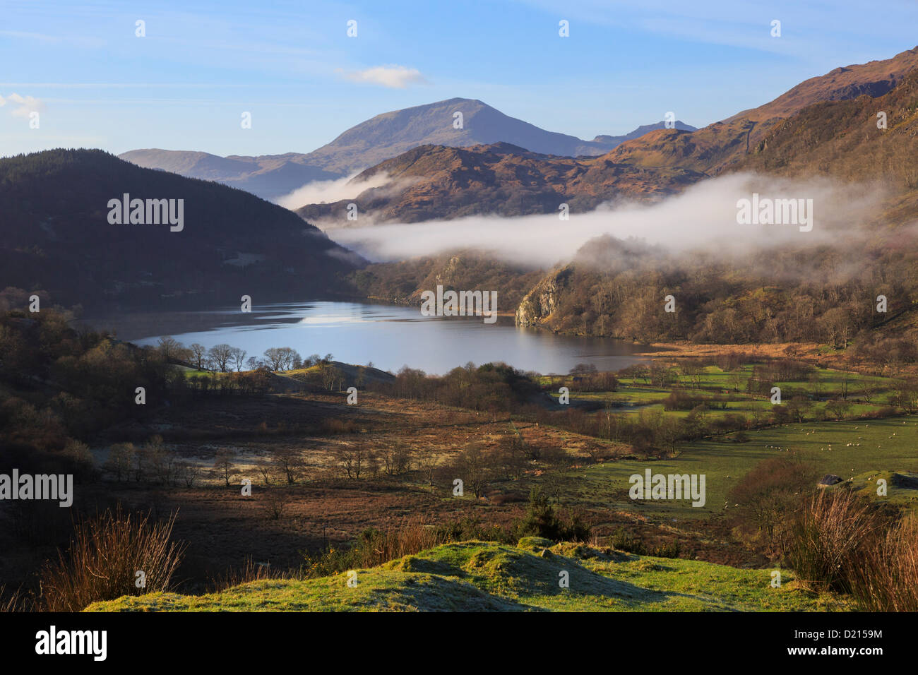 Vista panoramica lungo Nant Gwynant valle a Llyn Gwynant lago con nebbia nelle montagne del Parco Nazionale di Snowdonia, Nantgwynant, il Galles del Nord, Regno Unito, Gran Bretagna Foto Stock