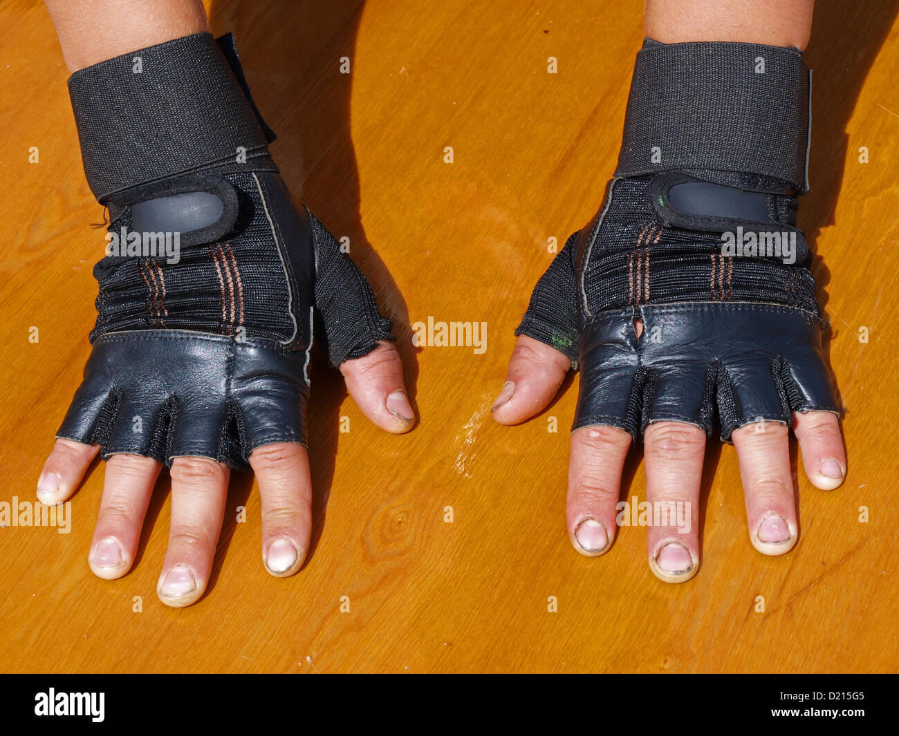 Mani in nero Guanti in pelle senza dita, per il sollevamento pesi, close up  Foto stock - Alamy