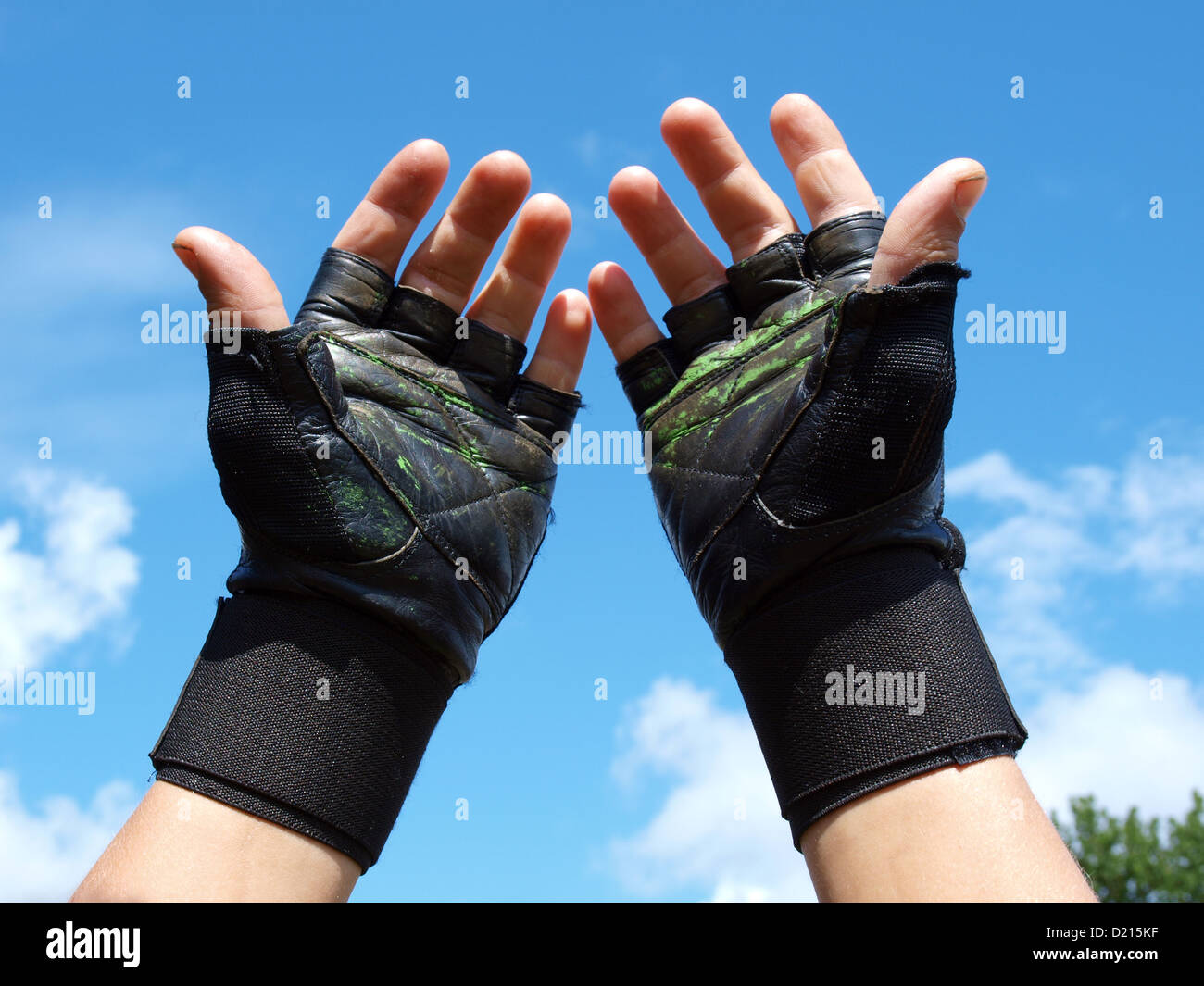 Mani in nero Guanti in pelle senza dita, per il sollevamento pesi, close up  Foto stock - Alamy
