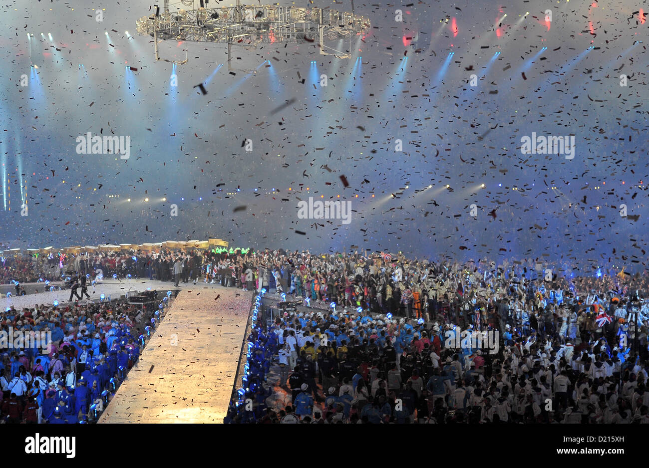 Ticker tape piogge verso il basso. Cerimonia di chiusura Foto Stock