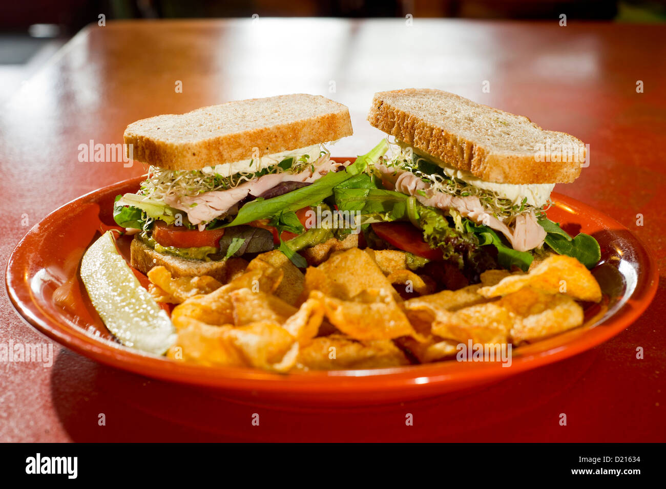 Un sandwich di tacchino servito con patate fritte Foto Stock