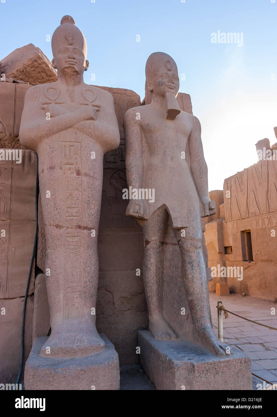 Le statue antiche nel tardo pomeriggio al Tempio di Karnak Luxor Egitto Foto Stock