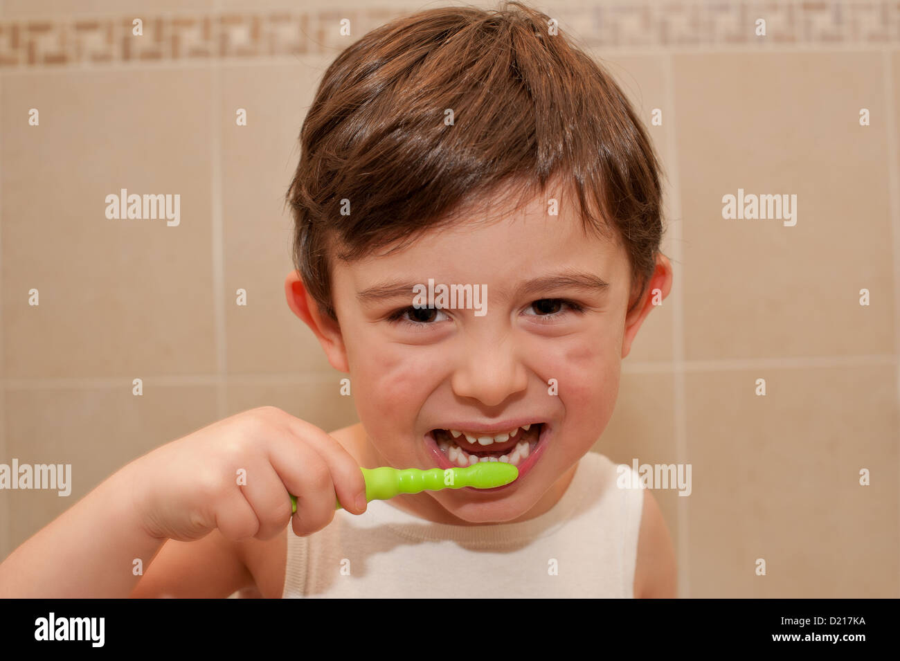 Ragazzo carino lavando i denti. è importante insegnare ai bambini fin dalla più tenera età l importanza dell igiene orale. Foto Stock