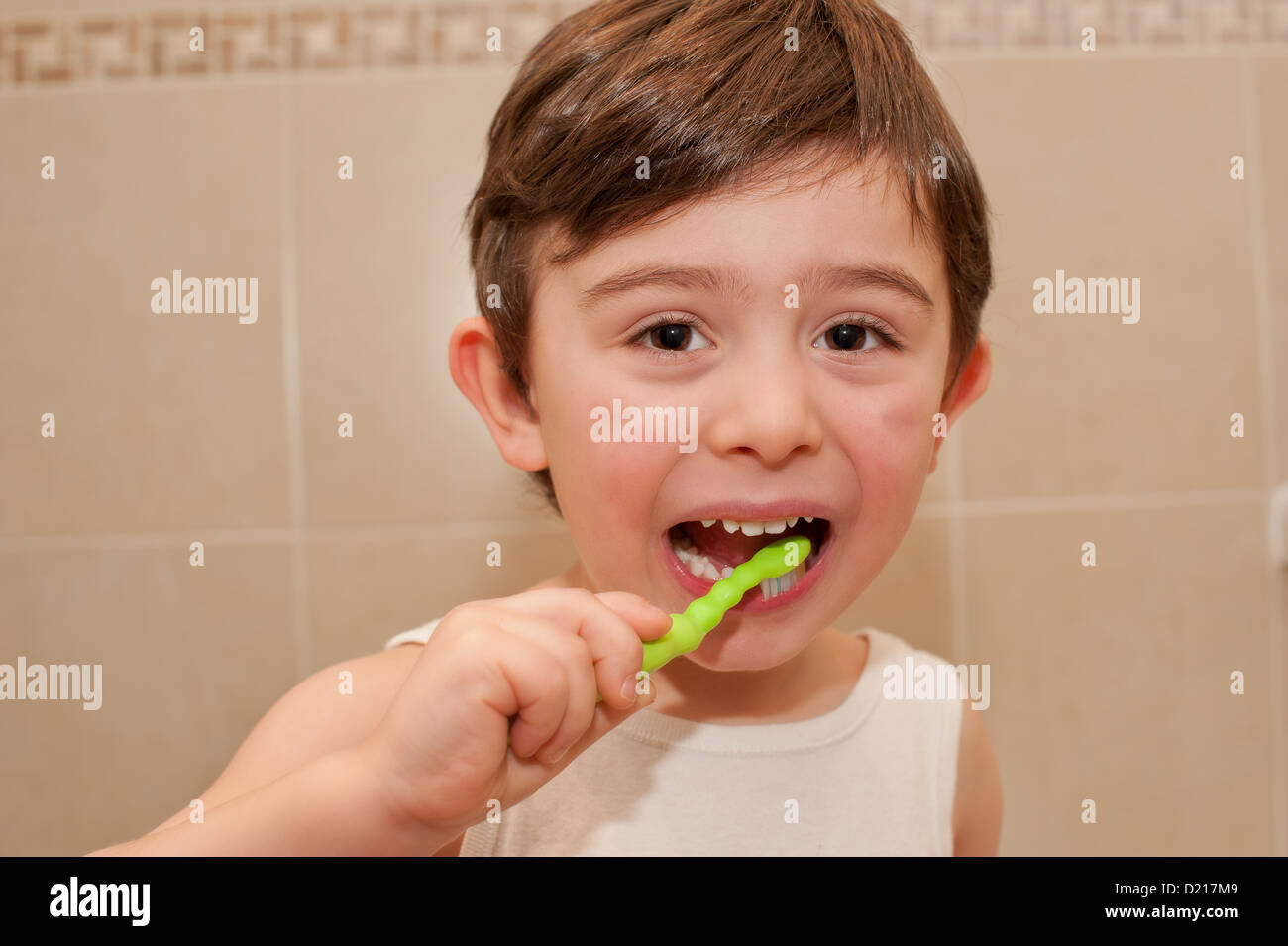 Ragazzo carino lavando i denti. è importante insegnare ai bambini fin dalla più tenera età l importanza dell igiene orale. Foto Stock