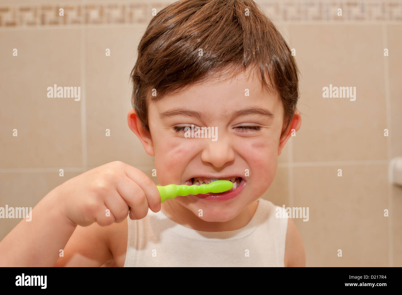 Carino giovane ragazzo lavando i denti Foto Stock