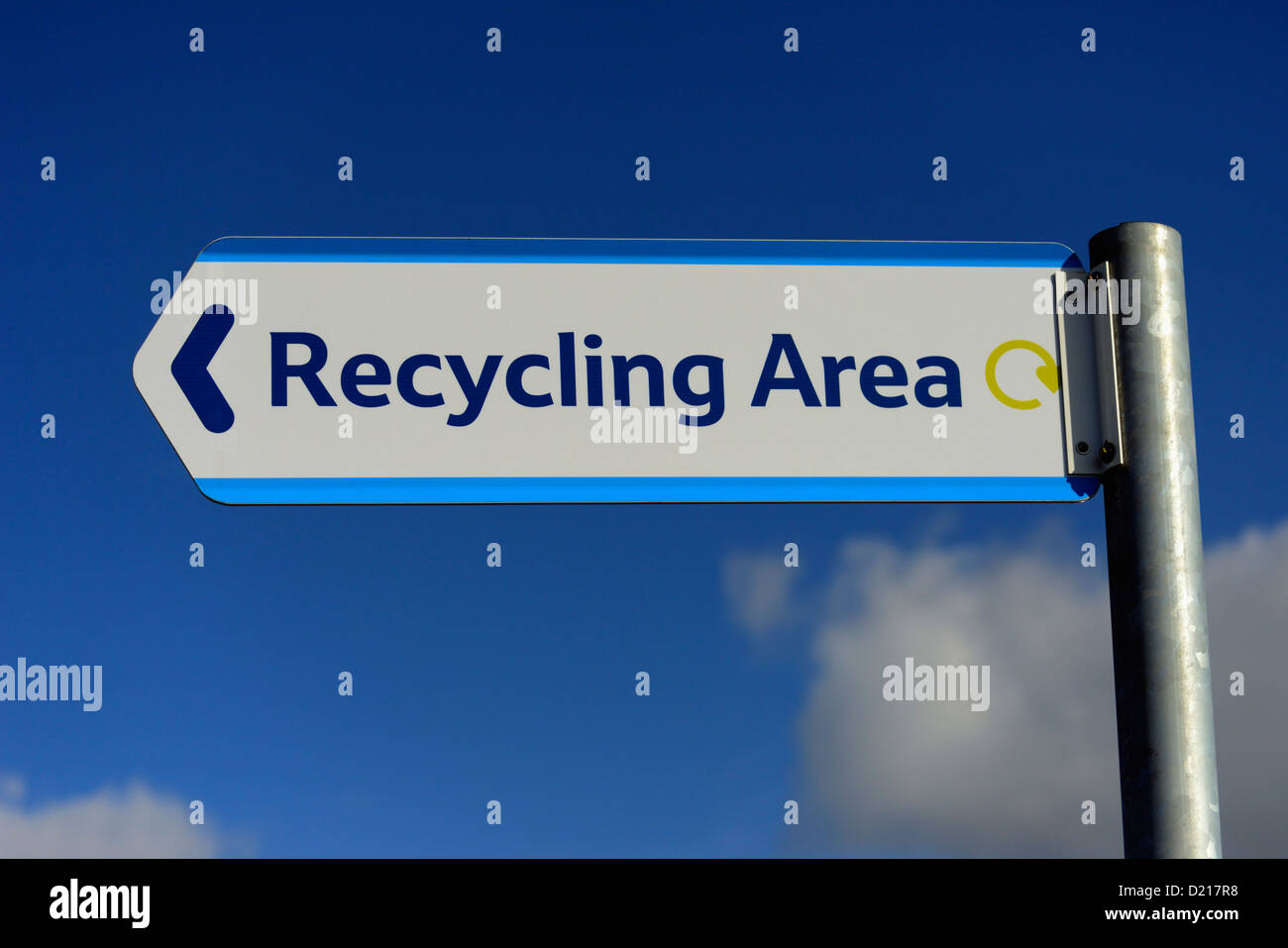 Area di riciclaggio fingerpost. Whitehaven, Cumbria, England, Regno Unito, Europa. Foto Stock