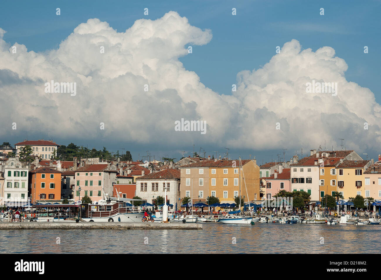 Elk192-1537 Croazia Rovigno, porto e vista città Foto Stock