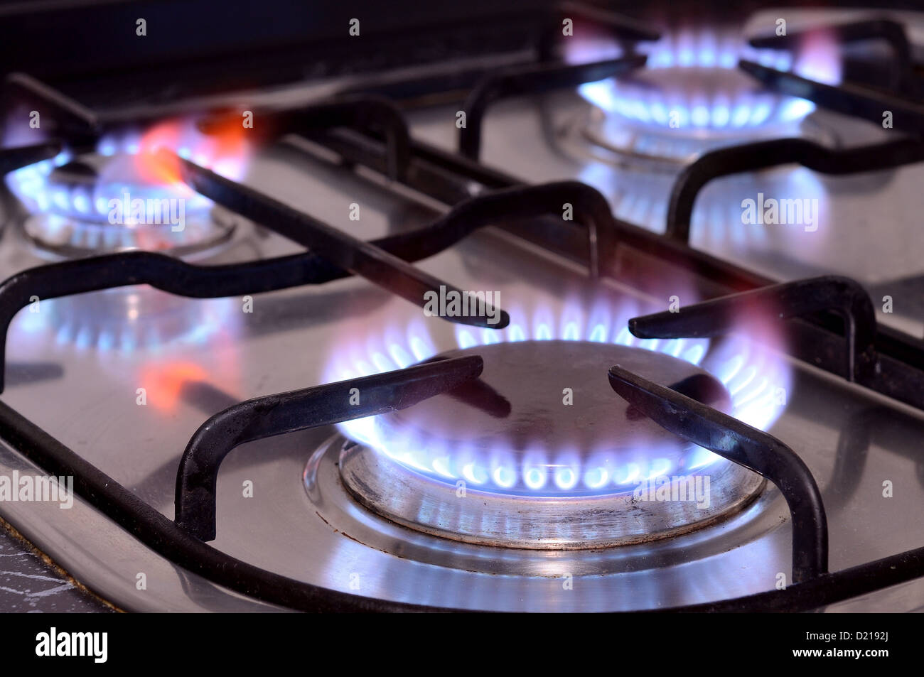 Closeup colpo di fuoco dei gas dal fornello da cucina Foto stock - Alamy