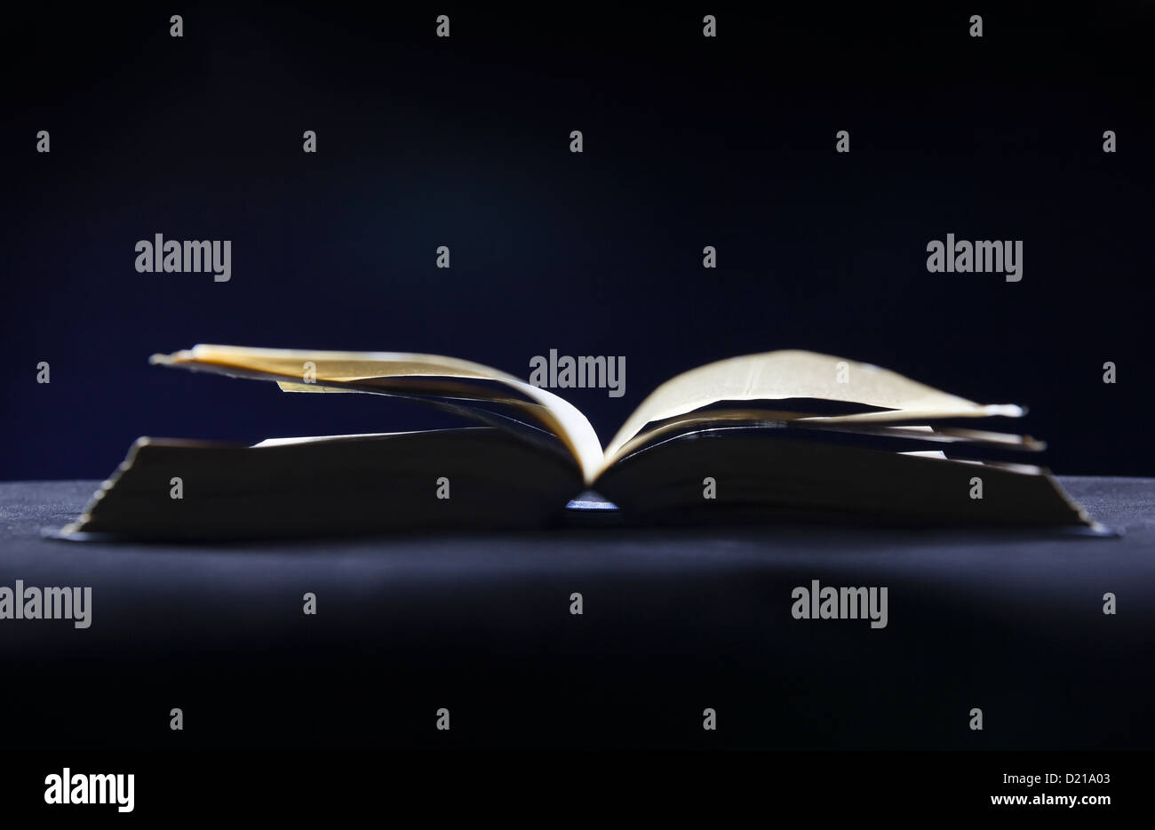 Una Bibbia aperta su un tavolo. Foto Stock