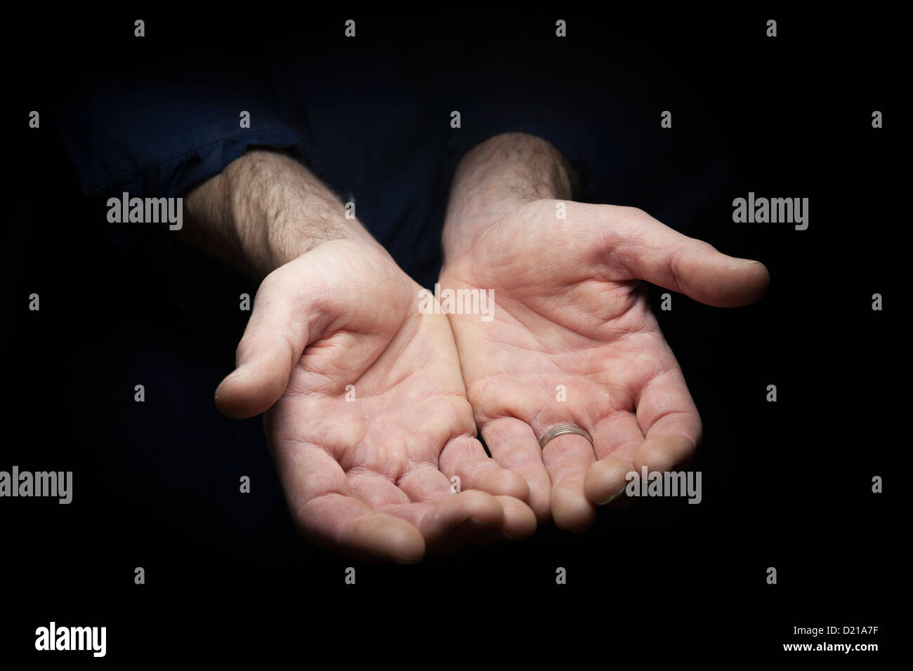 Due mani tese a mendicare. Foto Stock