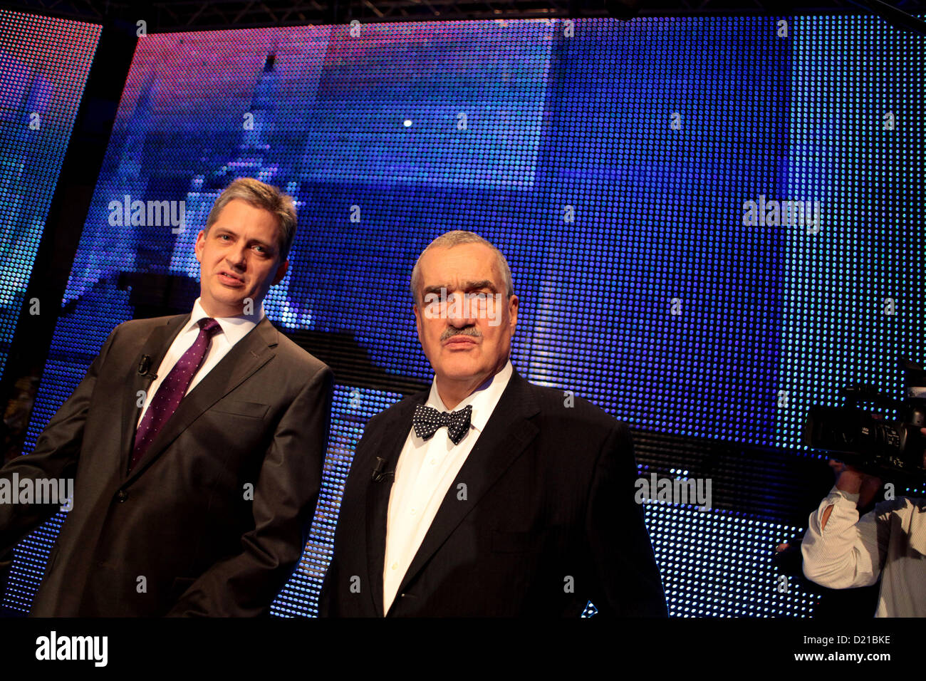 Gen. 10, 2013 Praga, Repubblica Ceca. I candidati presidenziali Karel Schwarzenberg, destra e Jiri Dientsbier, parlare prima loro un dibattito televisivo a Praga. Foto Stock