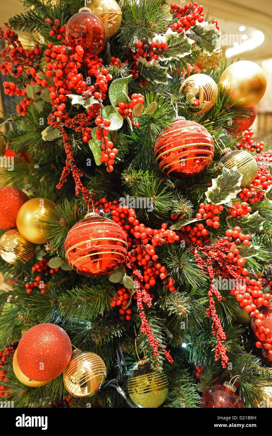 Addobbi per l'albero di Natale a bordo di P&O Azura nave da crociera, Amsterdam Noord Holland, Paesi Bassi Foto Stock
