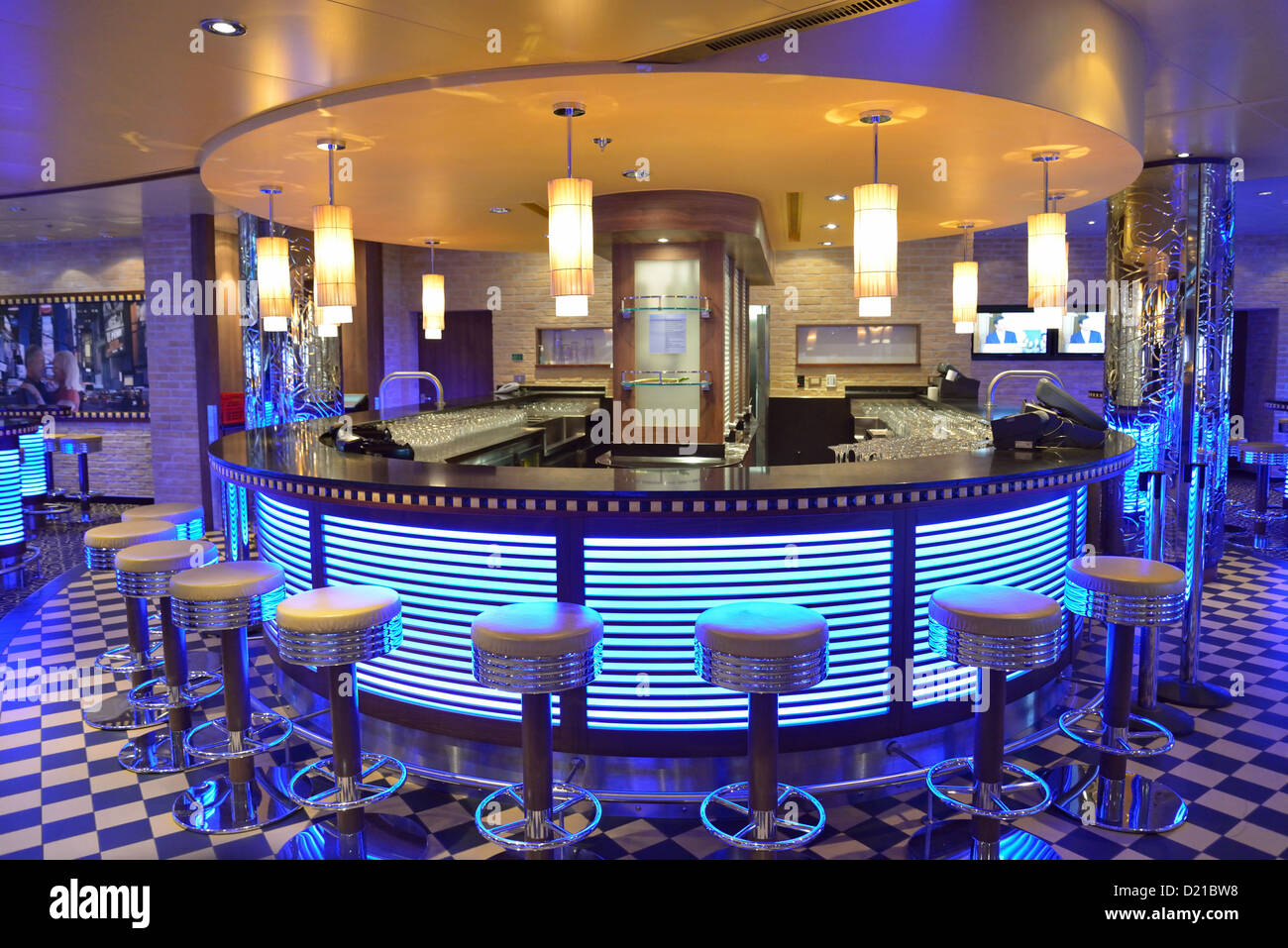 Manhattan Bar a bordo di P&O Azura nave da crociera, Amsterdam Noord Holland, Paesi Bassi Foto Stock