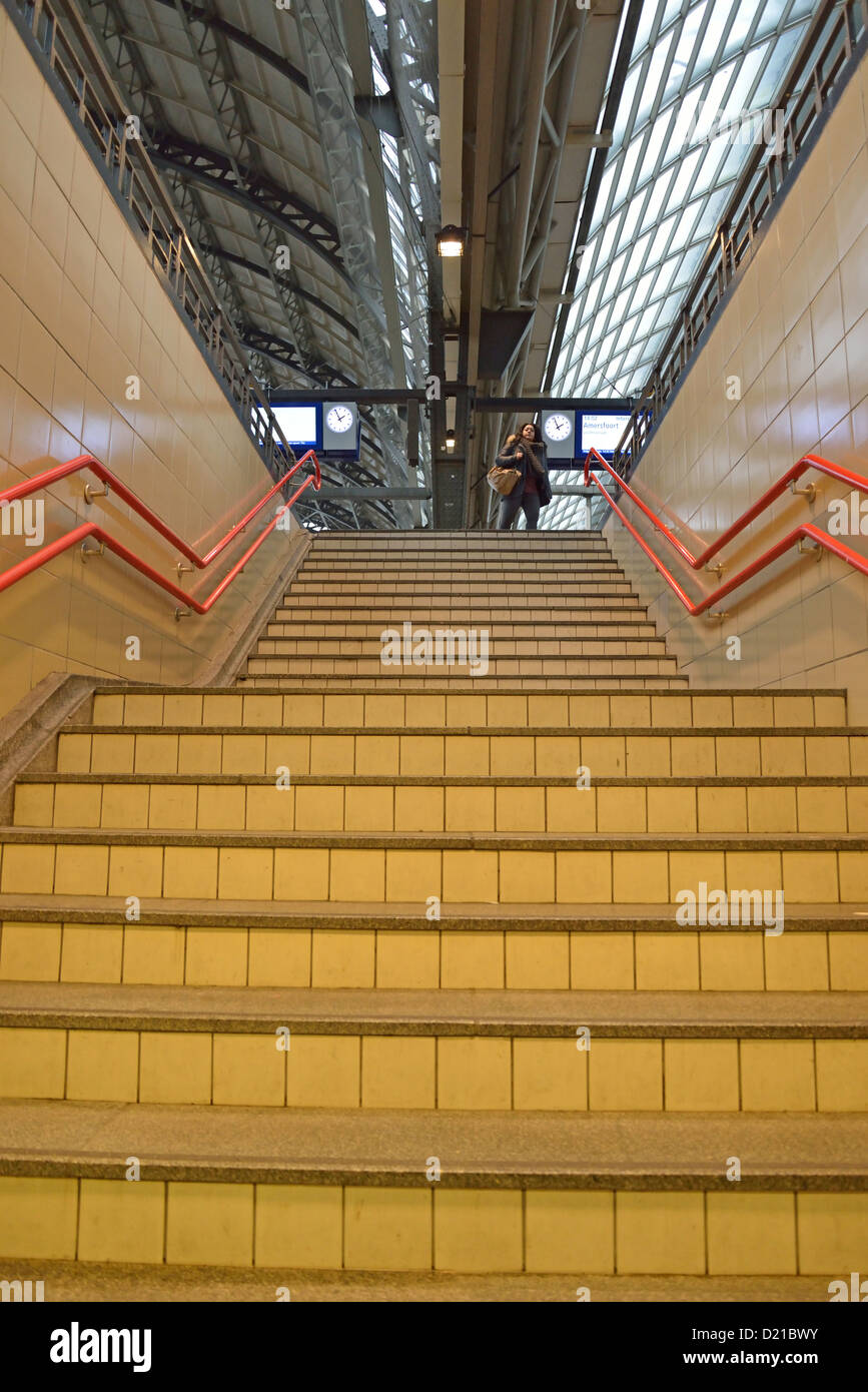 Gradini per piattaforma in Centraal Station (stazione ferroviaria centrale), Amsterdam Noord Holland, Paesi Bassi Foto Stock
