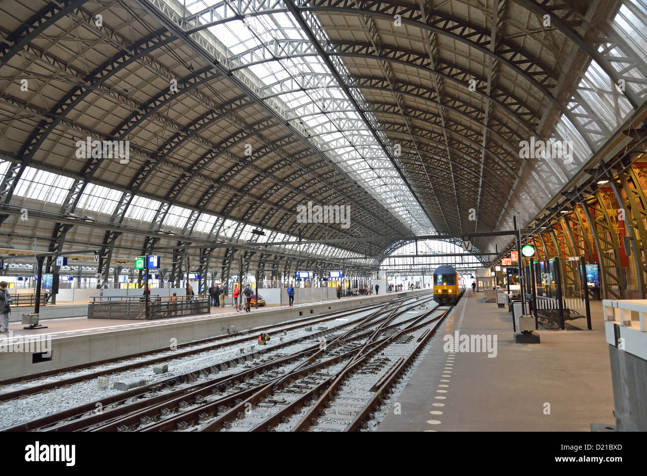 Piattaforma in Centraal Station (stazione ferroviaria centrale), Amsterdam Noord Holland, Paesi Bassi Foto Stock