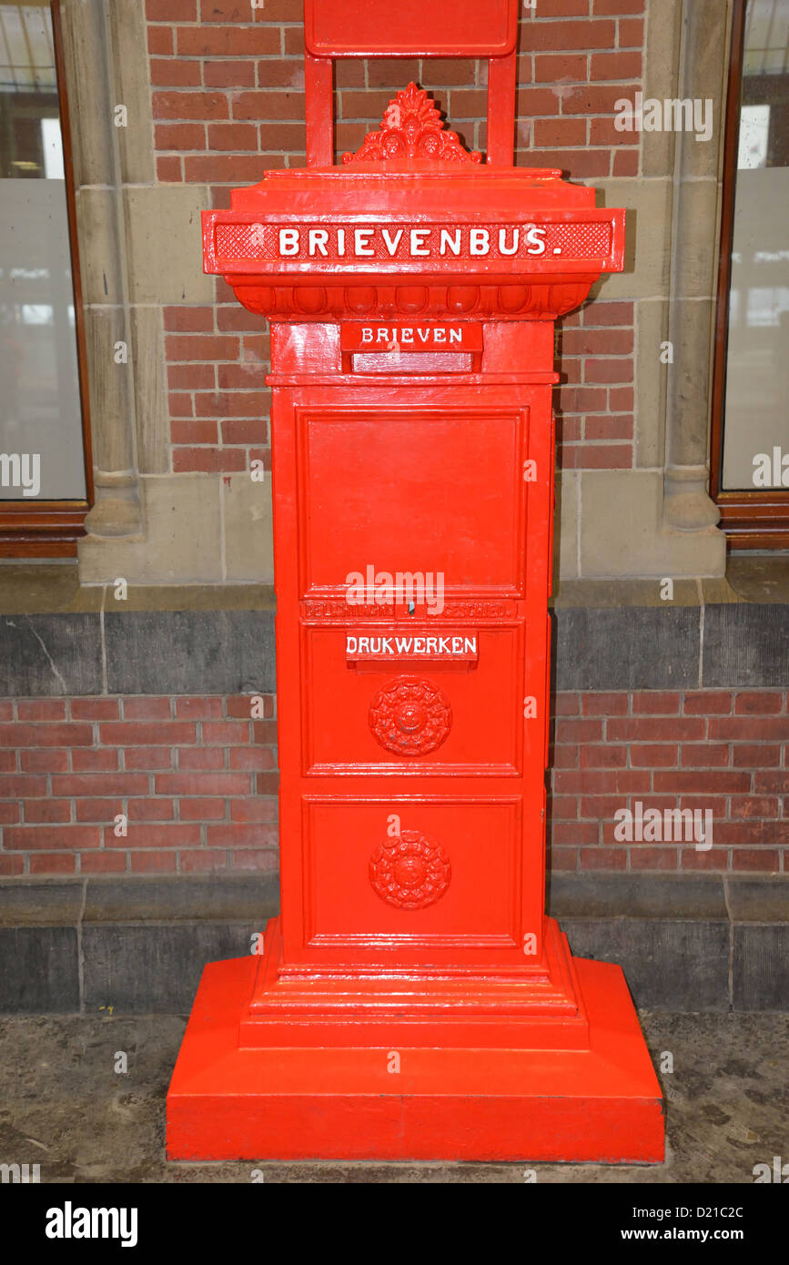 Antiquariato casella montante sulla piattaforma, Centraal Station, Amsterdam Noord Holland, Paesi Bassi Foto Stock