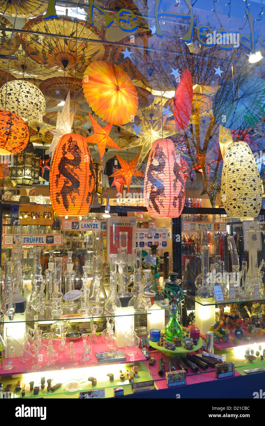 La Cannabis accessori vetrina nel quartiere a luci rosse, De Walletjes, Amsterdam Noord Holland, Paesi Bassi Foto Stock