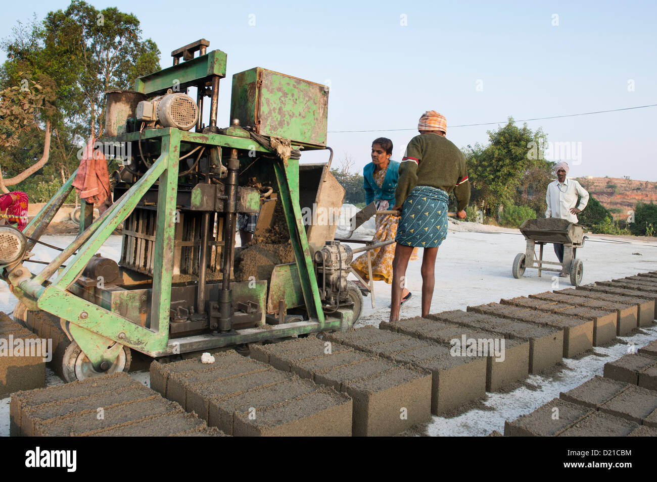 Popolo Indiano rendendo i blocchi di calcestruzzo. Andhra Pradesh, India Foto Stock