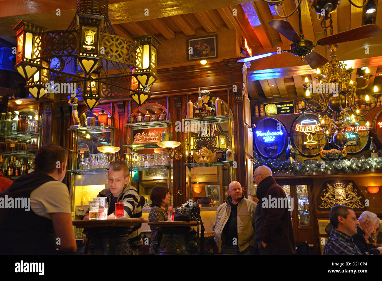 Café Heffer (brown café-bruine kroeg) interno, Oudebrugsteeg, Amsterdam Noord Holland, Paesi Bassi Foto Stock