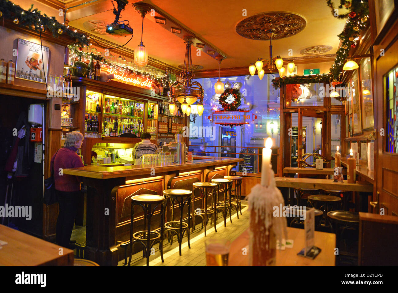 Il Café De Deugniet (brown café-bruine kroeg) interno, Oudebrugsteeg, Amsterdam Noord Holland, Paesi Bassi Foto Stock