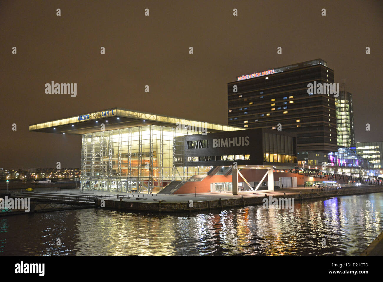 Il Muziekgebouw Bimhuis e concert hall di notte, Oude Schans, Amsterdam Noord Holland, Paesi Bassi Foto Stock