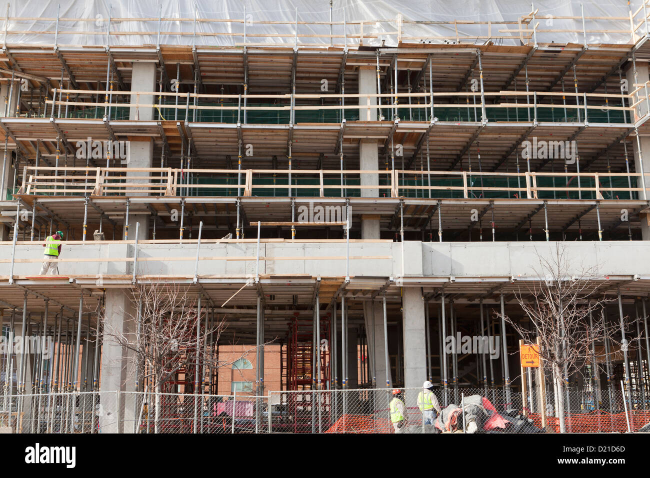 Sistema di puntellazione utilizzato come piano temporaneo di sostegno durante la costruzione di edifici Foto Stock