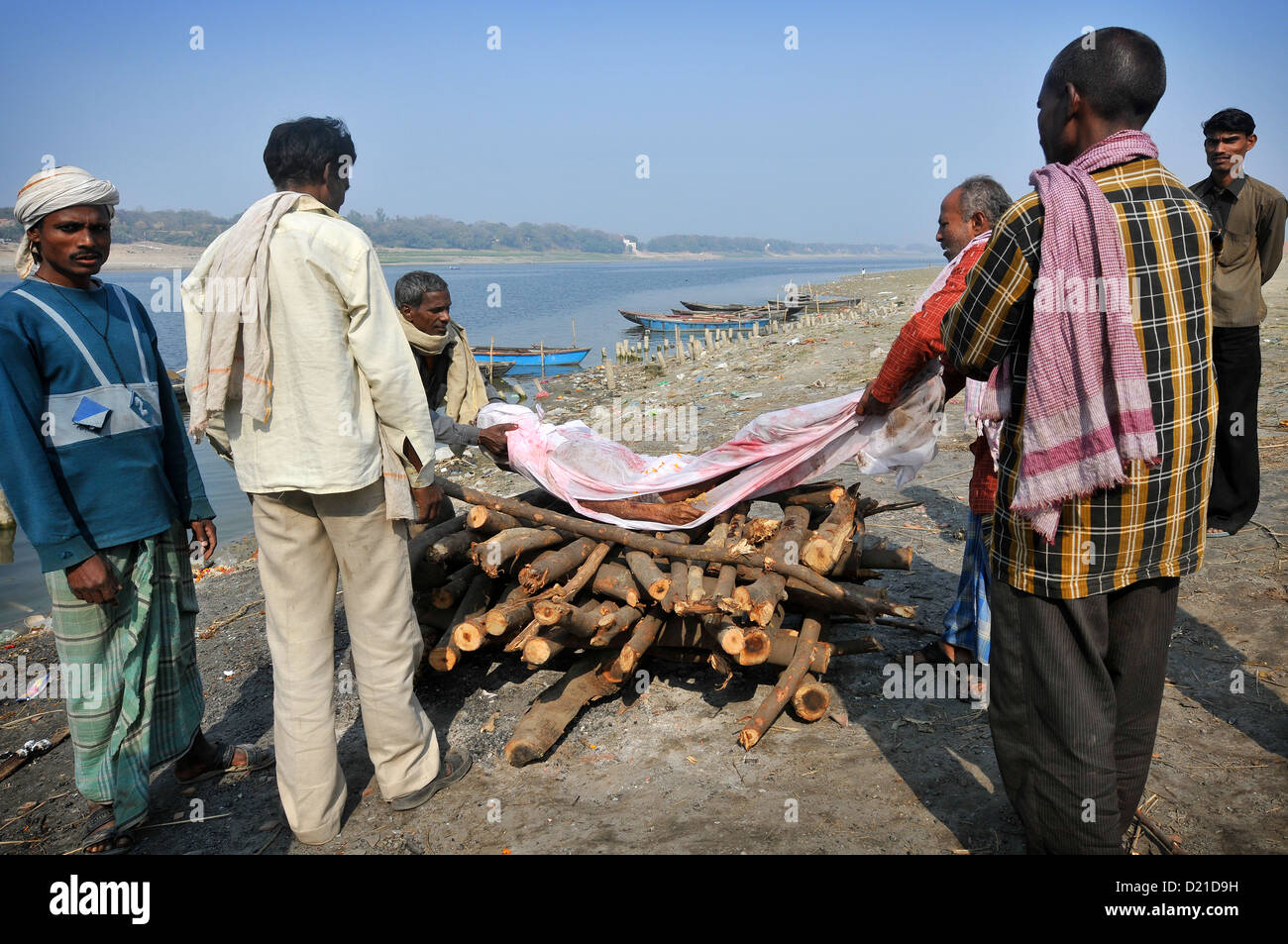 Un rituale di cremazione sulle rive del Gange. Foto Stock