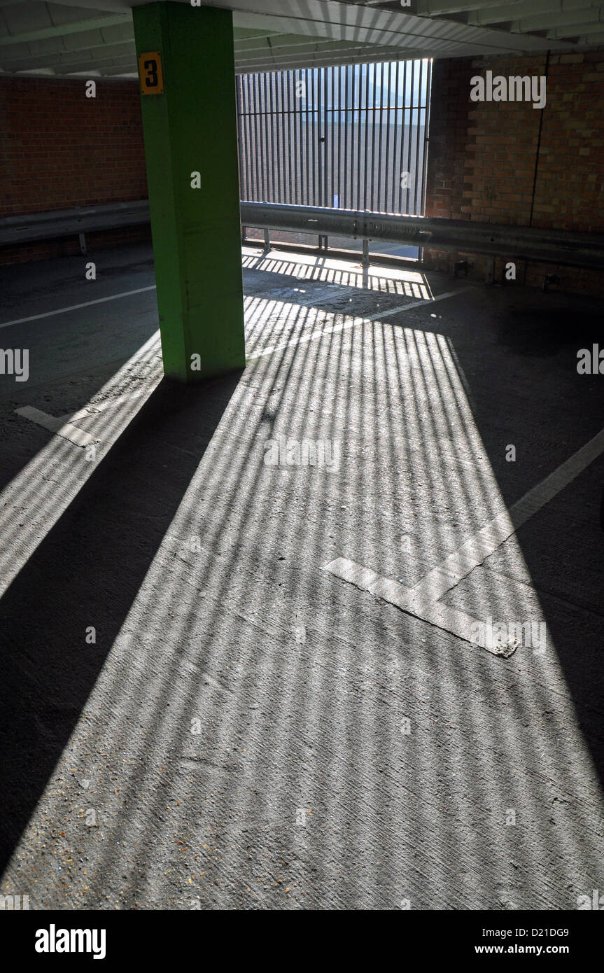 Lowestoft, Suffolk, Regno Unito: ombre di un entrata sbarrata in un parcheggio multipiano dell'hotel nel centro della città Foto Stock