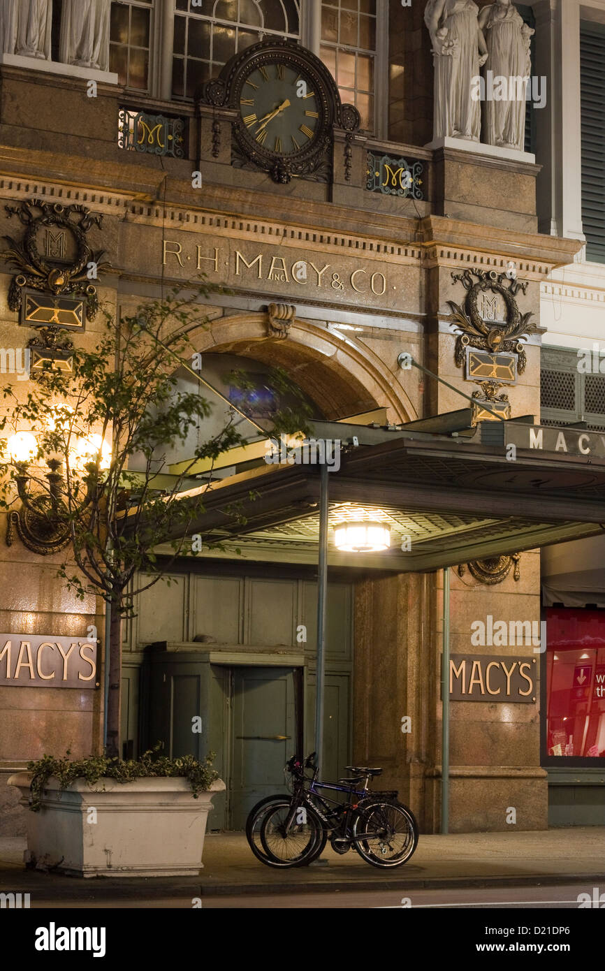 Ingresso laterale del R. H. Macy & Co. Inc. di notte su 34th Street a Manhattan, New York City Foto Stock