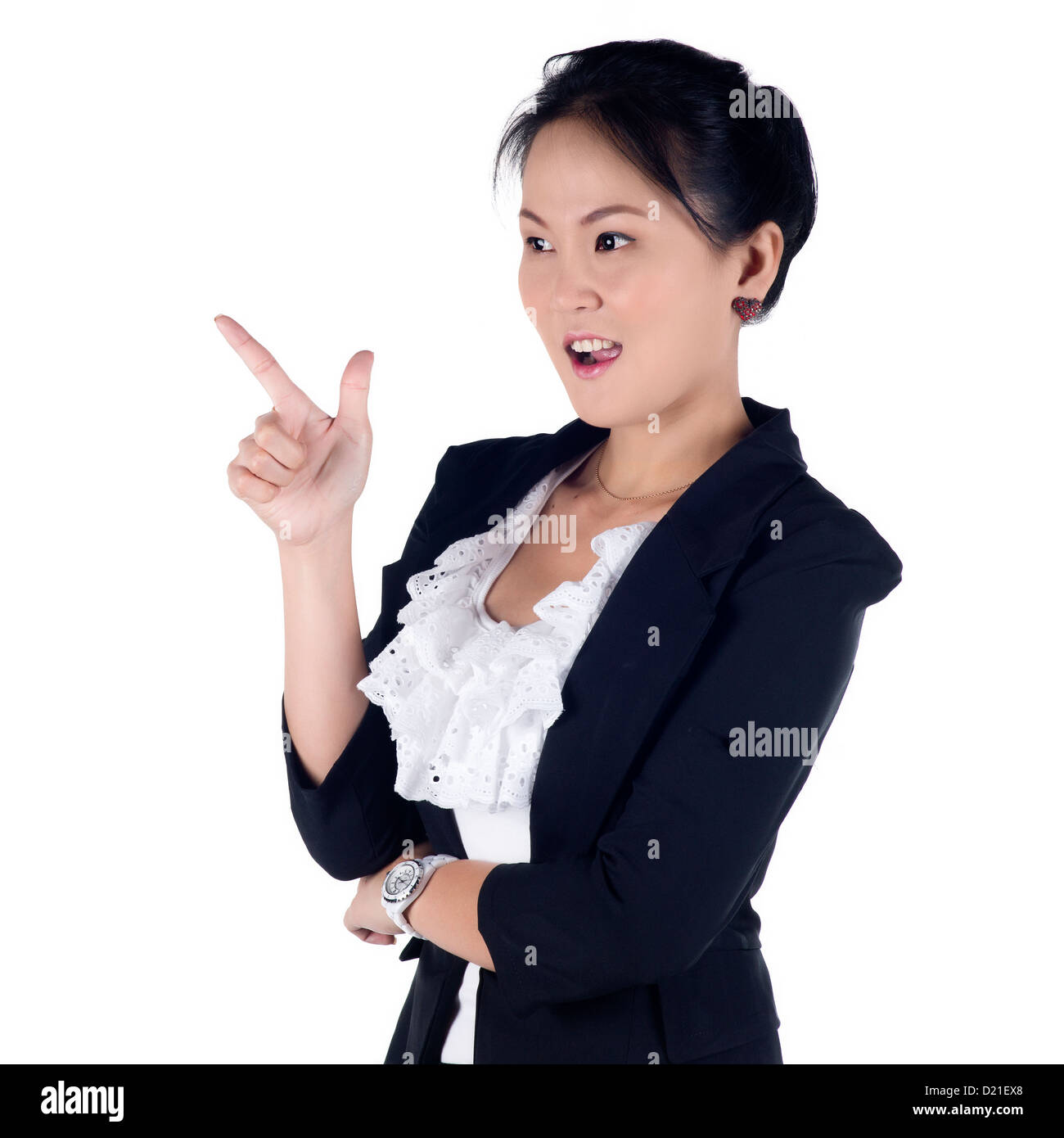Allegro business donna che mostra la zona vuota per firmare o copyspace, isolato su sfondo bianco. Modello è donna asiatica Foto Stock