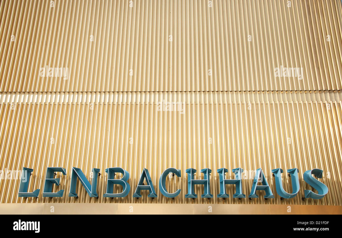 La Lenbachhaus è illuminata dal sole di Monaco di Baviera, Germania, 09 gennaio 2013. Opere di restauro che sono state effettuate a partire dal 2009, sono dovute a essere terminato nella primavera del 2013. La Lenbachhaus fu costruito come un fiorentino-villa di stile per il pittore Franz von Lenbach tra il 1887 e il 1891 da Gabriel von Seidl. Foto: Benno Schwinghammer Foto Stock