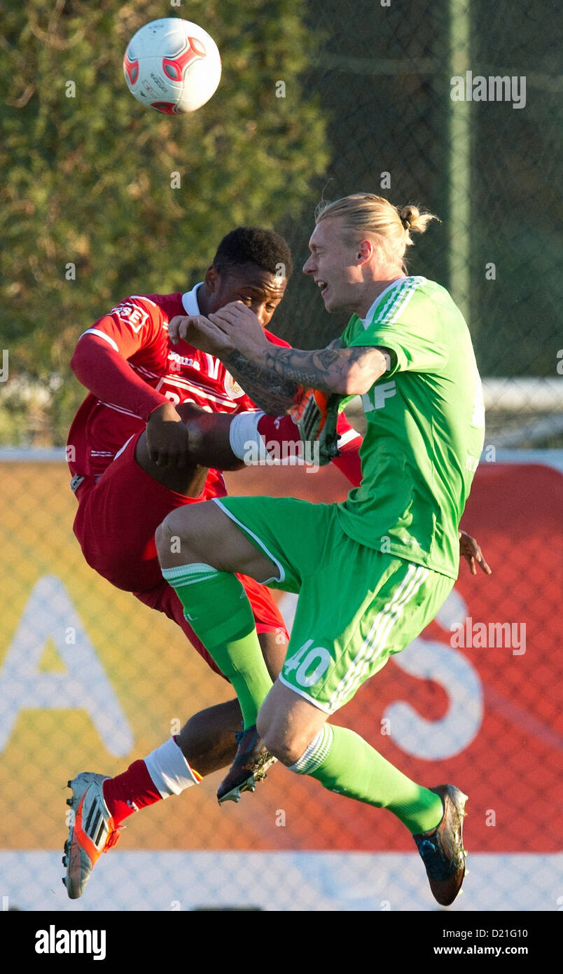 Wolfsburg è Simon Kjaer il sistema VIES per la palla con Liege's Michy Batshuayi (L) durante il test match tra VfL Wolfsburg e Standard Liege Arcadia Stadium di Kadriye, Turchia. Wolfsburg ha vinto la partita 3-1. Foto: Soeren Stache Foto Stock