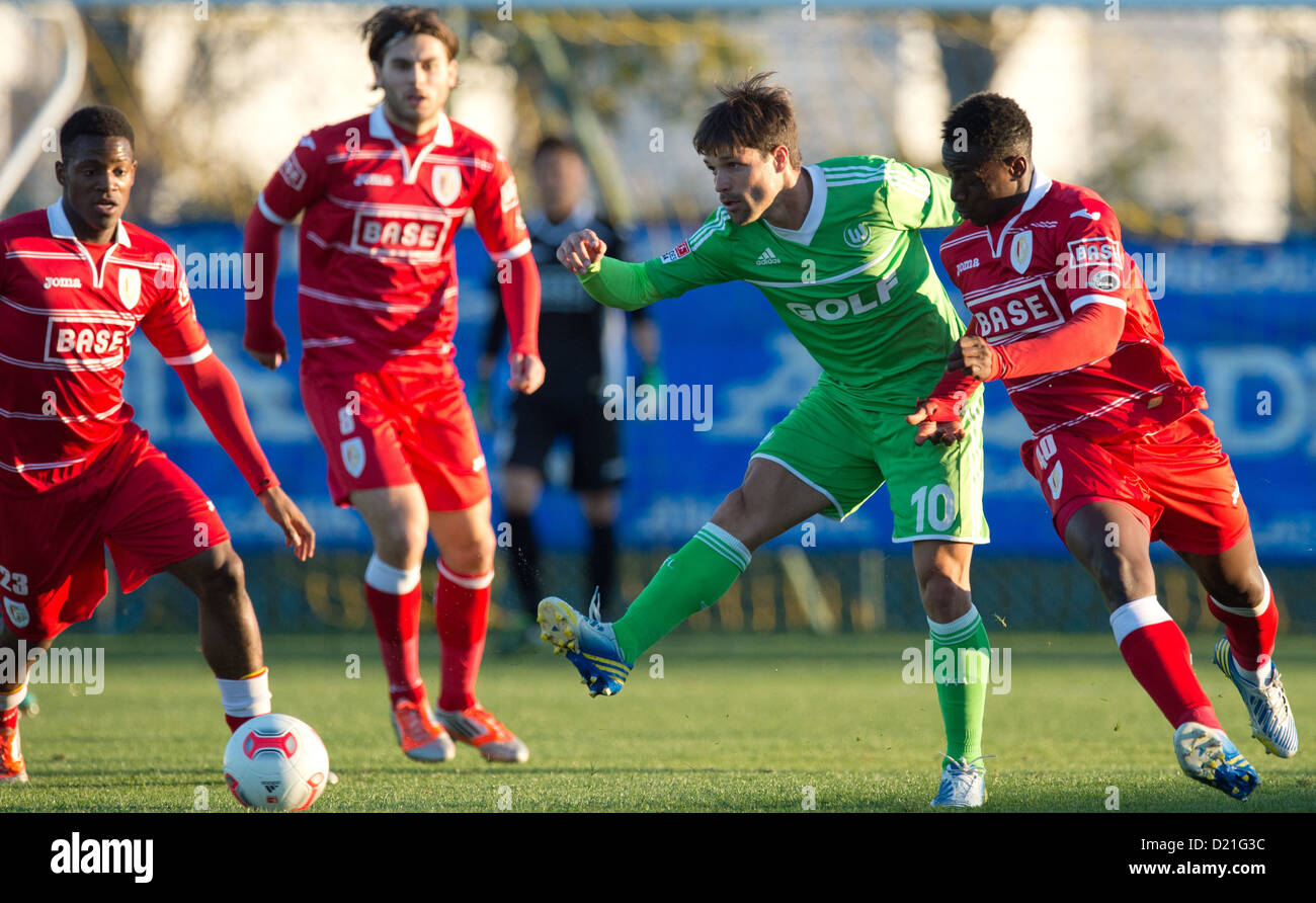 Wolfsburg Diego è (2-R) il sistema VIES per la palla con Liege's Michy Batshuayi (l-R), Astrit Ajdarevic e Paul-Jose Mpoku durante il test match tra VfL Wolfsburg e Standard Liege Arcadia Stadium di Kadriye, Turchia. Wolfsburg ha vinto la partita 3-1. Foto: Soeren Stache Foto Stock