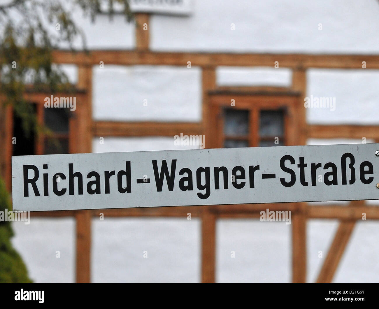 Una strada della lettura del segno Richard-Wagner-Strasse si trova in Graupa, Germania, 10 gennaio 2013. Vi è un nuovo museo dedicato a Wagner (1813-1883) nell'Graupa Hunting Lodge vicino a Dresda dove egli disegnò la sua opera "Lohengrin" nell'estate del 1846. Foto: MATTHIAS HIEKEL Foto Stock