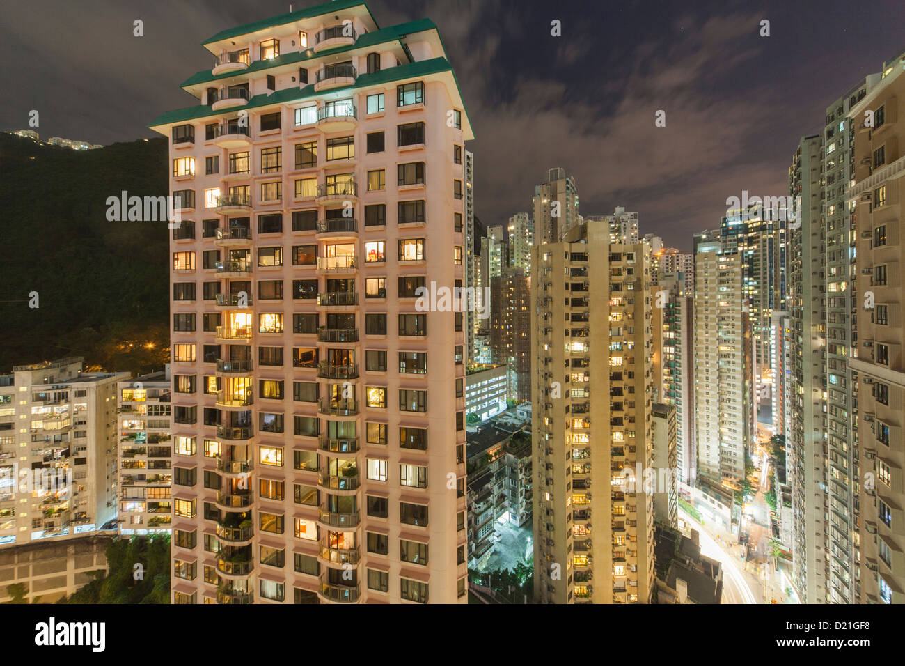 Multipiano per edifici di appartamenti in Midlevels dell'Isola di Hong Kong di notte, Hong Kong, Cina, Asia Foto Stock