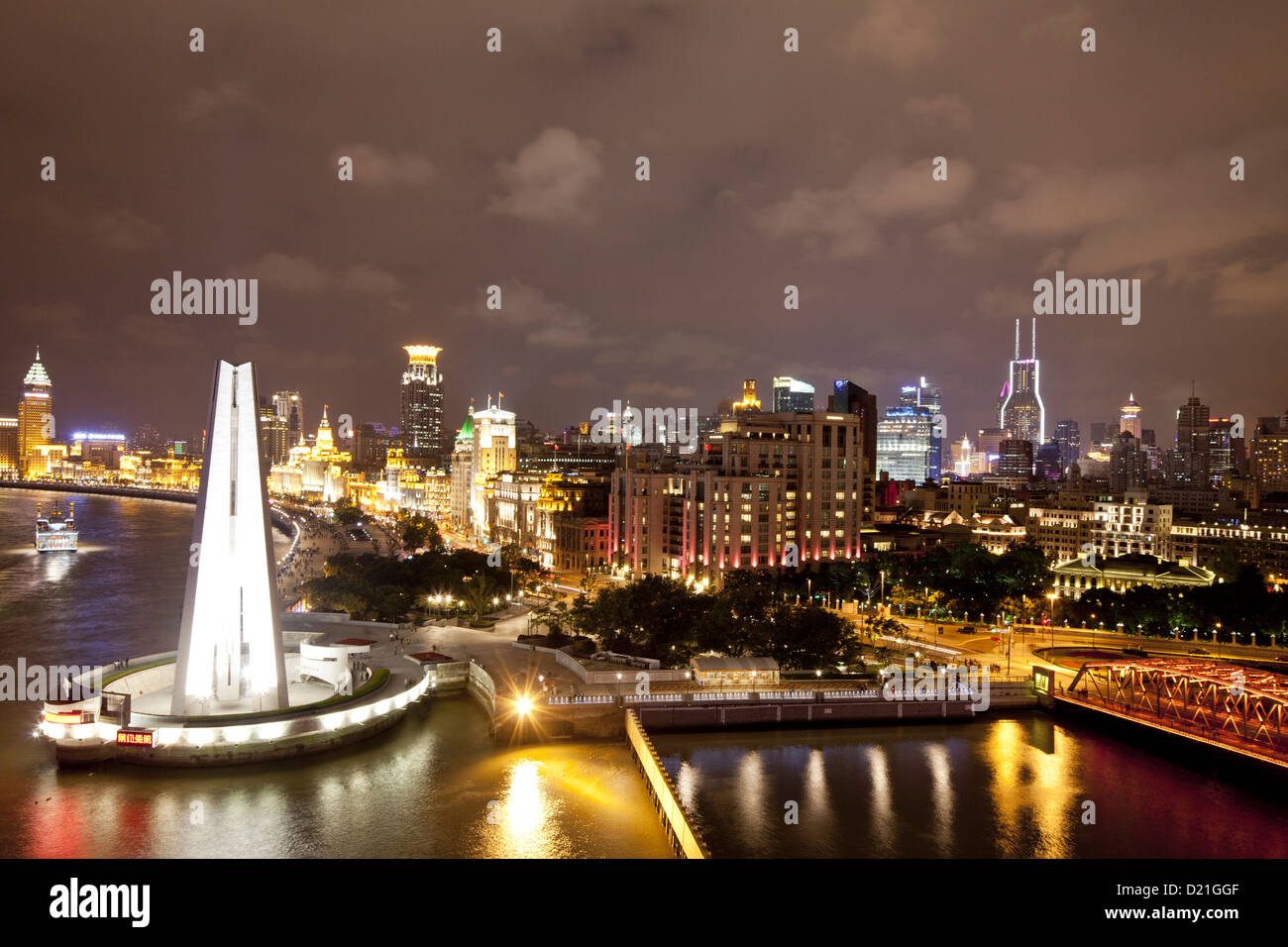 Vista sopra il Bund e il fiume Huangpu di Notte, Shanghai, Cina e Asia Foto Stock