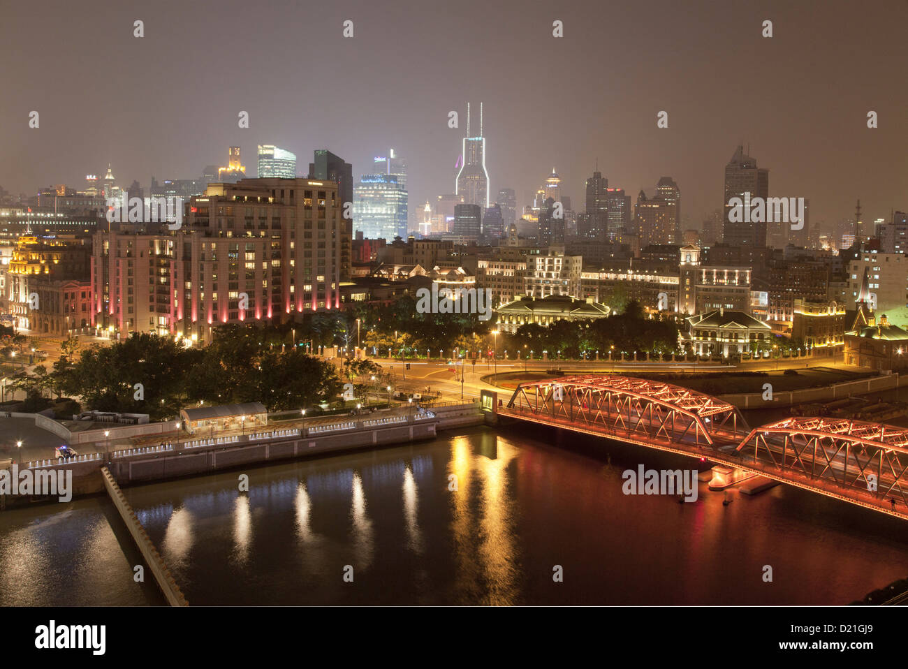 Vista del ponte Waibaidu e case illuminate di notte, Bund, Shanghai, Cina e Asia Foto Stock