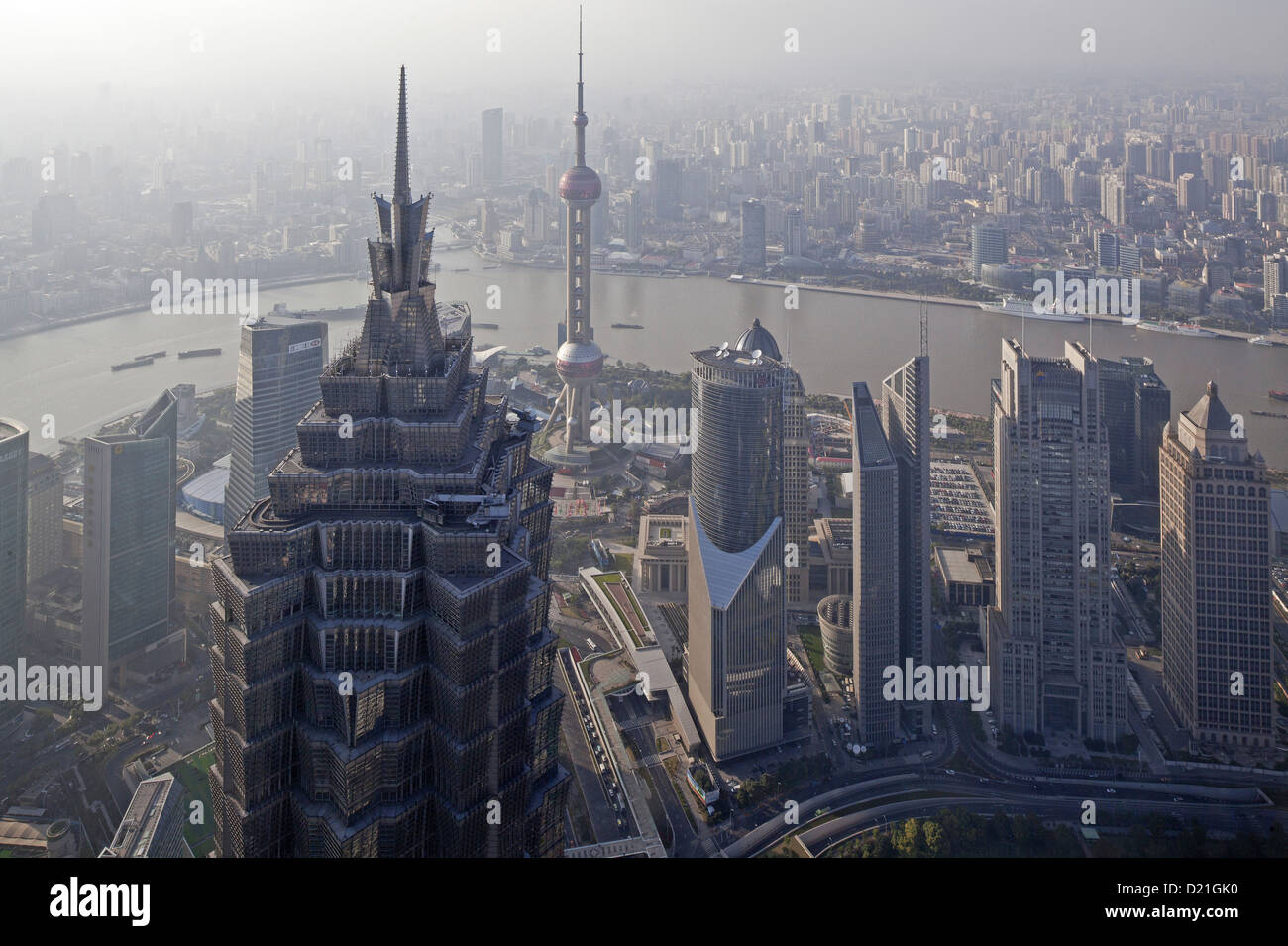 Vista dal ponte di osservazione del World Financial Center di Shanghai sulla città e sul fiume Huangpu, Pudong, Shanghai, Cina e Asia Foto Stock