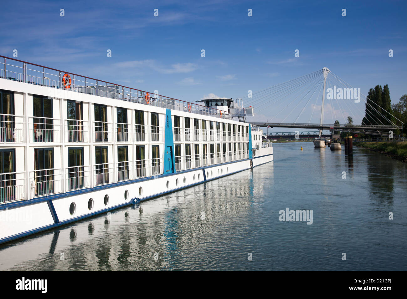 Crociera sul fiume Reno nave MS Bellevue e passerelle des Deux Rives pedoni e ciclisti ponte sul fiume Reno che collega Strasbo Foto Stock