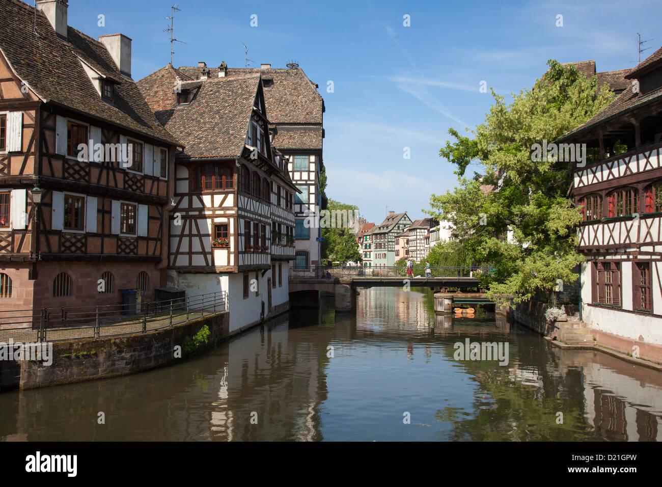 Metà case con travi di legno e ponte sul canal nel quartiere La Petite France di Strasburgo, Alsazia, Francia, Europa Foto Stock