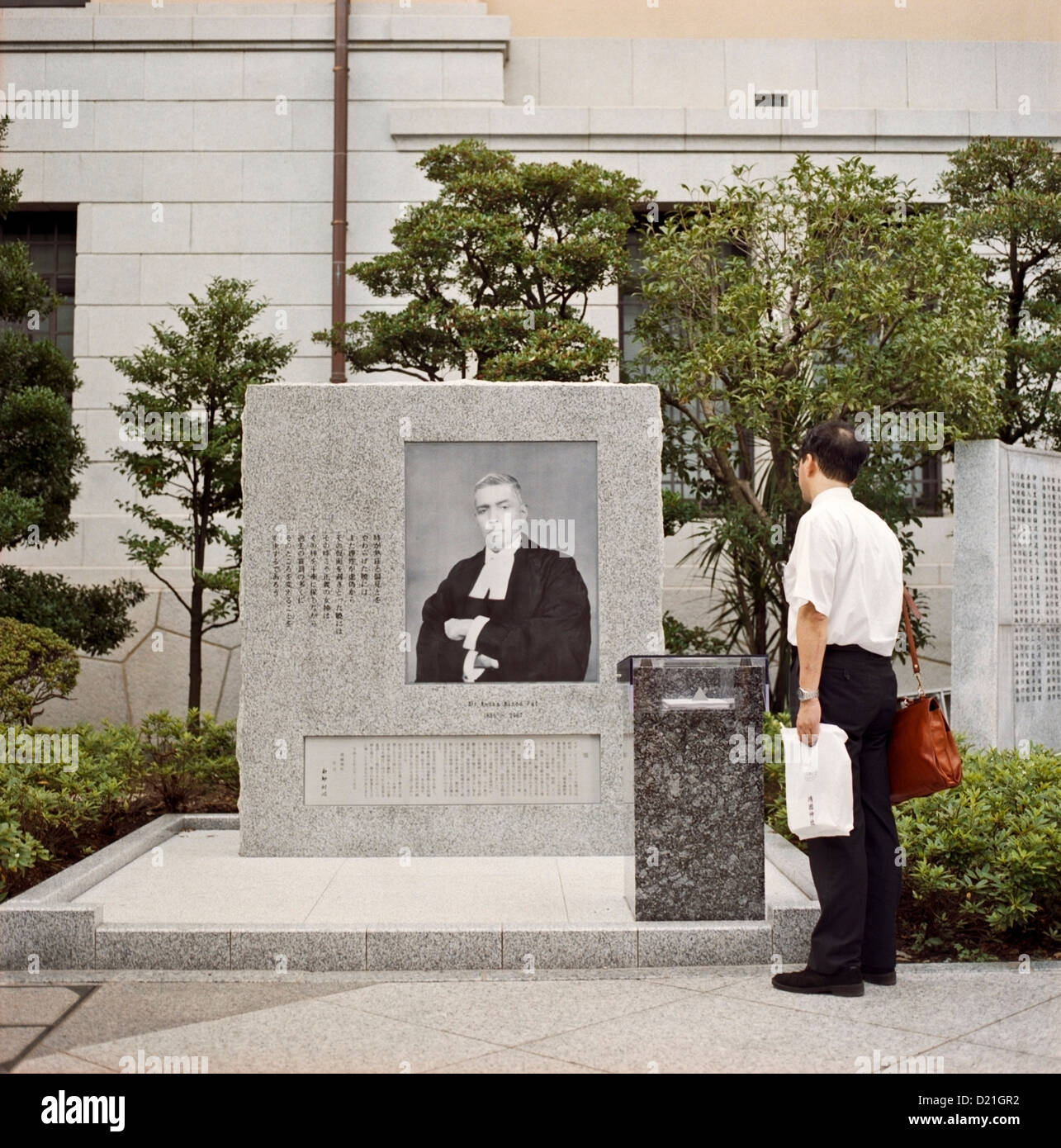 Un uomo guarda un monumento al giudice indiano Radha Binod Pal al Santuario Yasukuni a Tokyo in Giappone Foto Stock