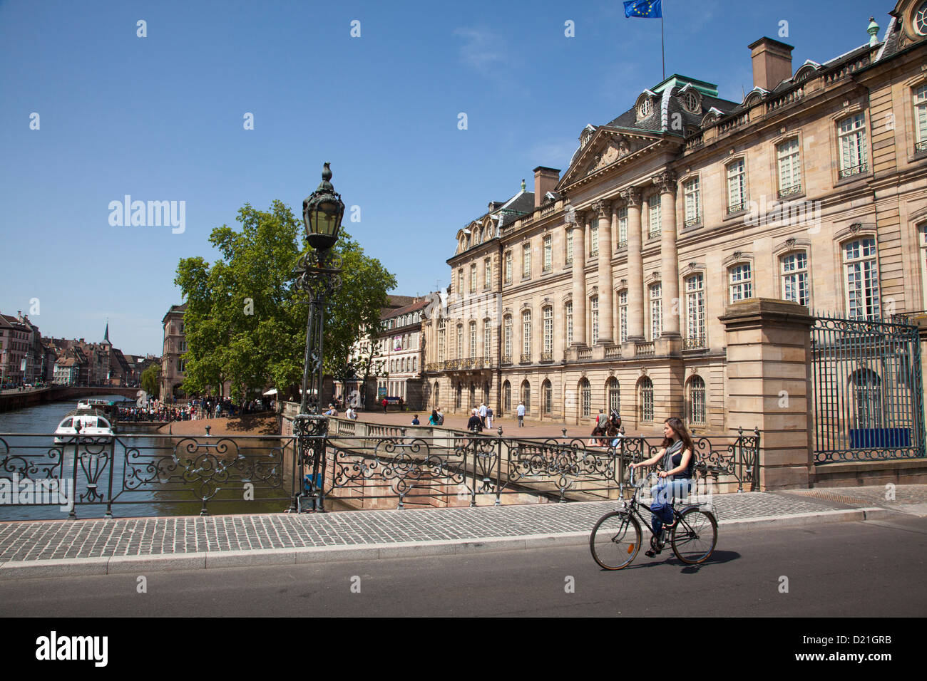 La donna in sella a una moto attraverso ponte sul fiume Ill, Strasburgo, Alsazia, Francia, Europa Foto Stock
