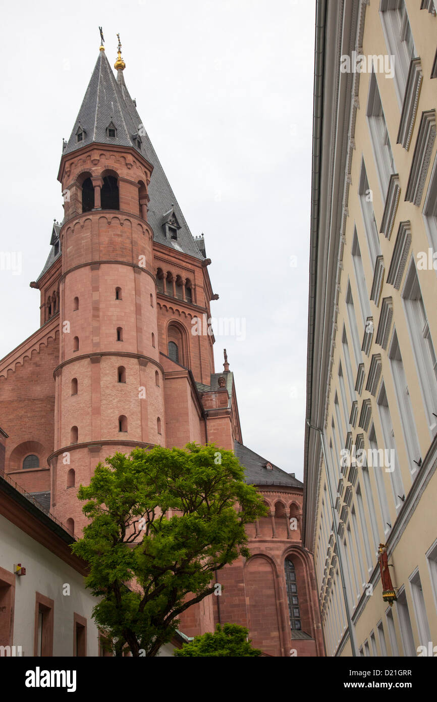 Basso angolo vista della cattedrale di Magonza, Mainz, Renania-Palatinato, Germania, Europa Foto Stock