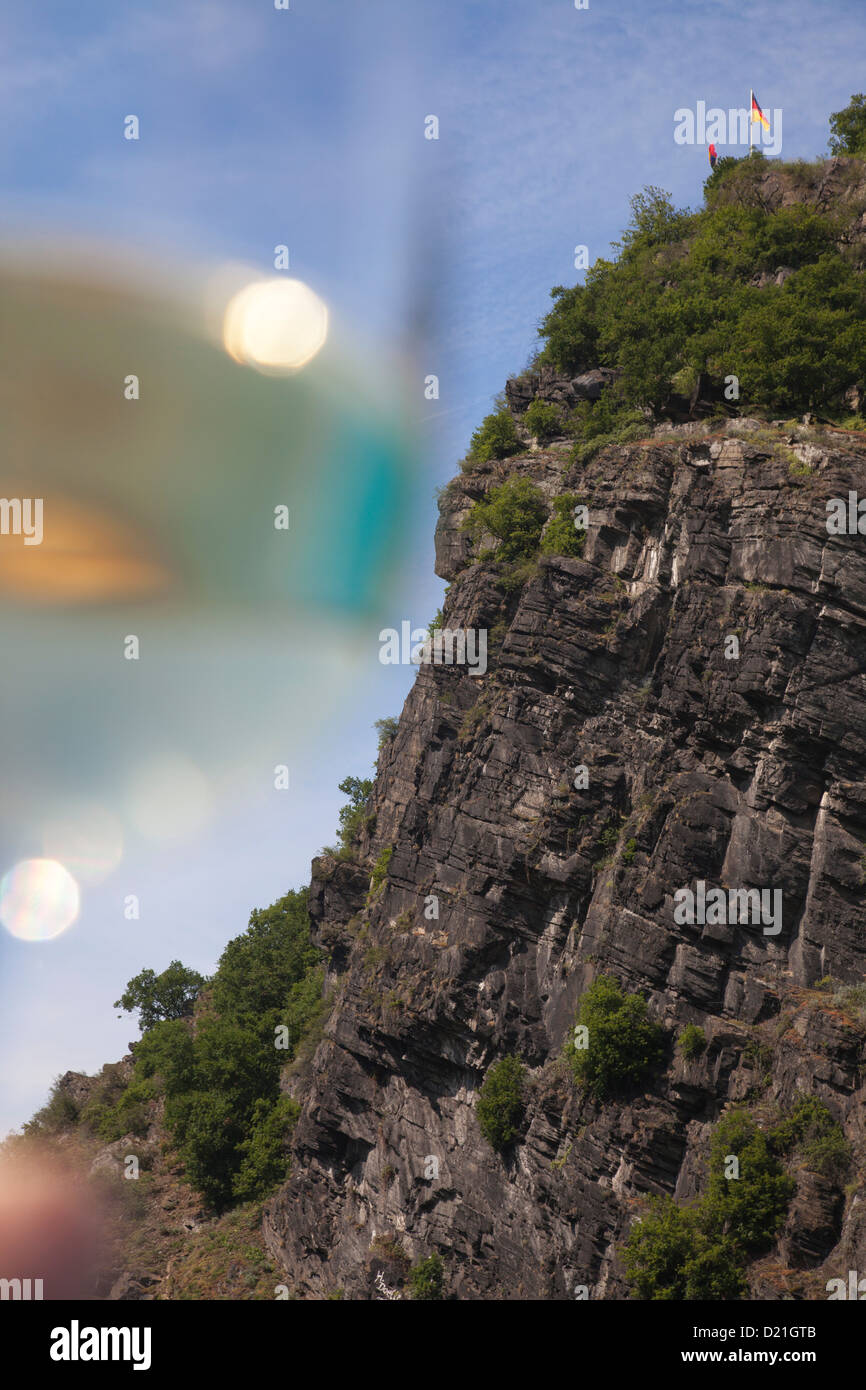 La Rupe Loreley e un bicchiere di vino visto da crociera sul fiume Reno nave MS Bellevue, Sankt Goarshausen, Renania-Palatinato, Ger Foto Stock