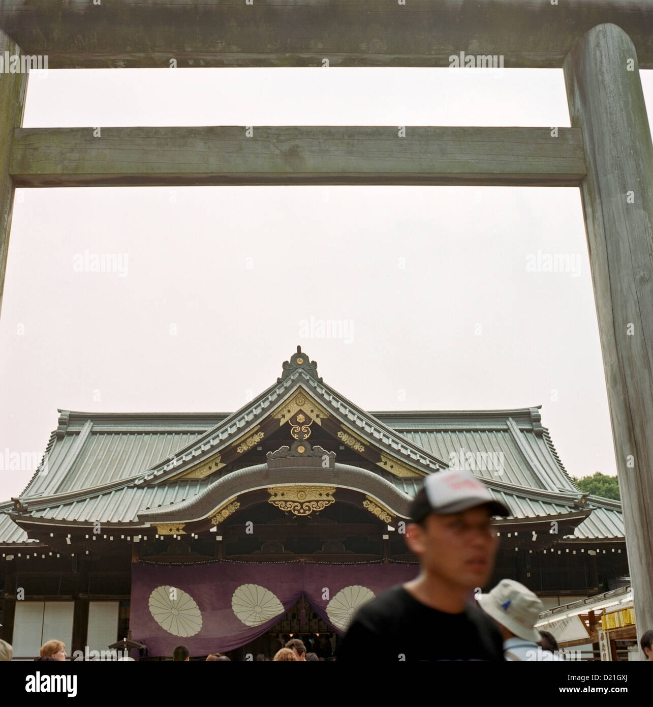 Una vista della sala principale del culto al Santuario Yasukuni a Tokyo in Giappone Foto Stock