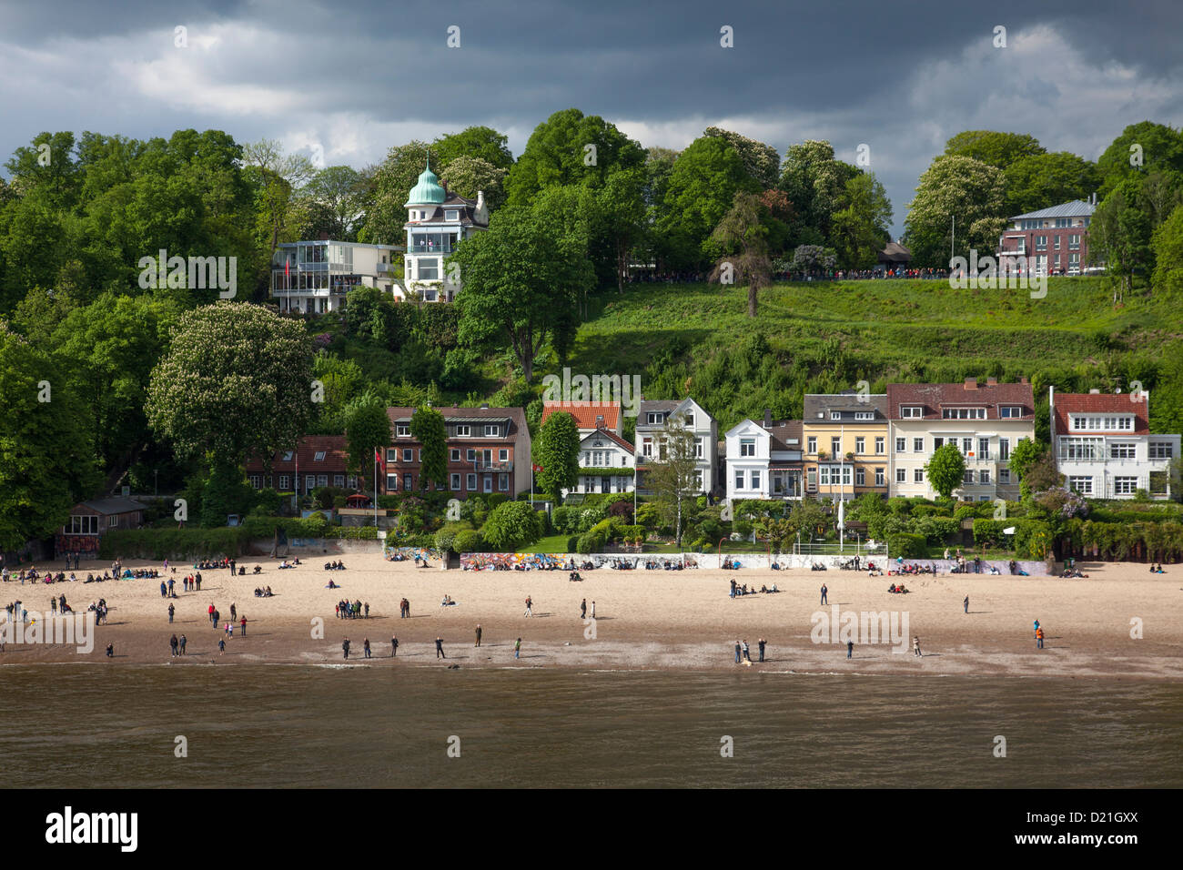 La gente sulla spiaggia lungo il fiume Elba, Amburgo, Germania, Europa Foto Stock
